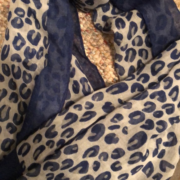 Leopard scarf - Picture 2 of 2